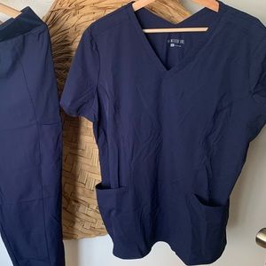 Med Couture V-neck Scrub Top (XL)